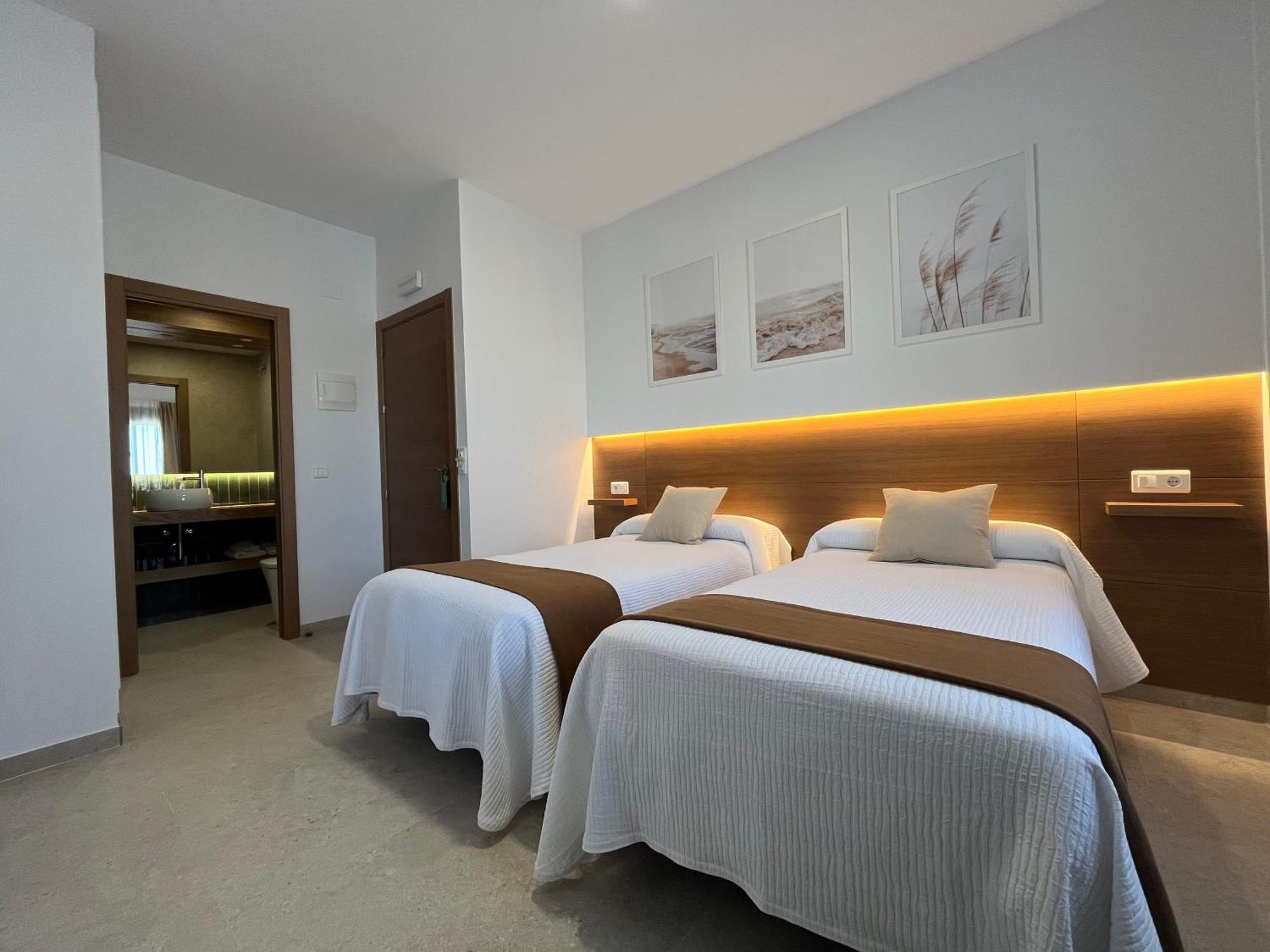 Hostal Parador De Los Llanos Torreorgaz 外观 照片
